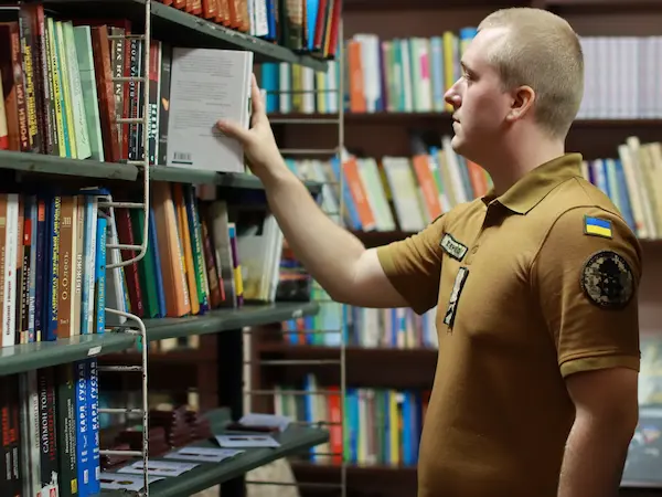 Читачі у бібліотеці військової частини