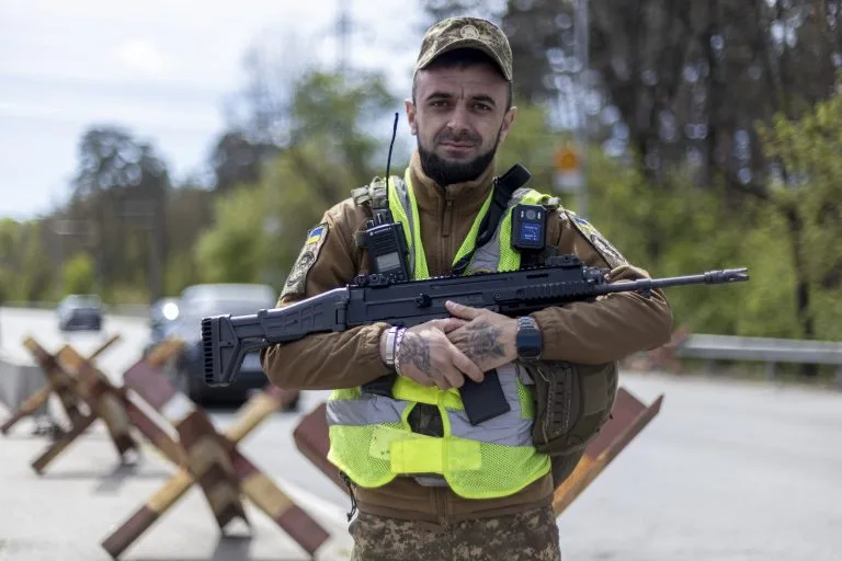 Патрульний на блокпосту 25 БрОГП